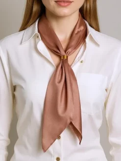 Apollonia Ciemnobrązowa Apaszka Damska z Poliestru Satynowego 69x66 cm