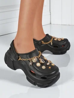 Aurelia Nero – stylowe klapki z ozdobami i łańcuszkiem, wytrzymałe