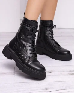 Ażurowe czarne damskie botki na płaskim obcasie Rolika - Obuwie