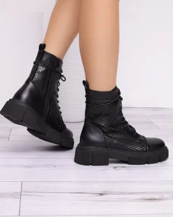 Ażurowe czarne damskie botki na płaskim obcasie Rolika - Obuwie