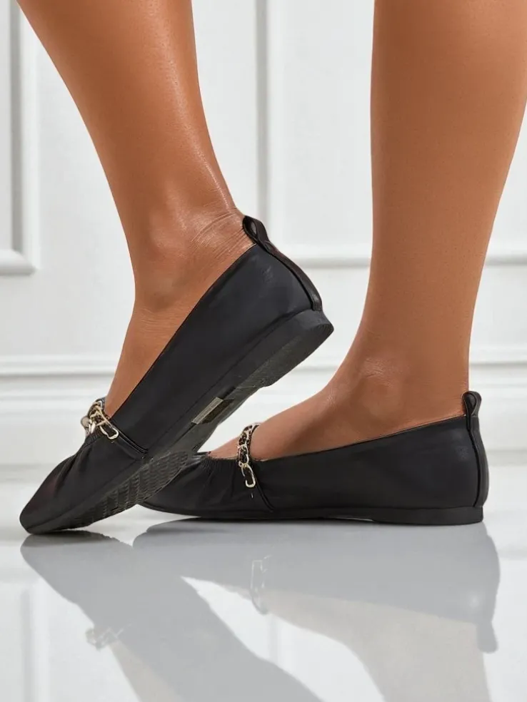 Baleriny damskie Ariadna Nero – czarne, płaskie, skóra ekologiczna, złota ozdoba