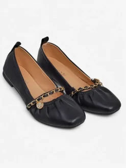 Baleriny damskie Ariadna Nero – czarne, płaskie, skóra ekologiczna, złota ozdoba