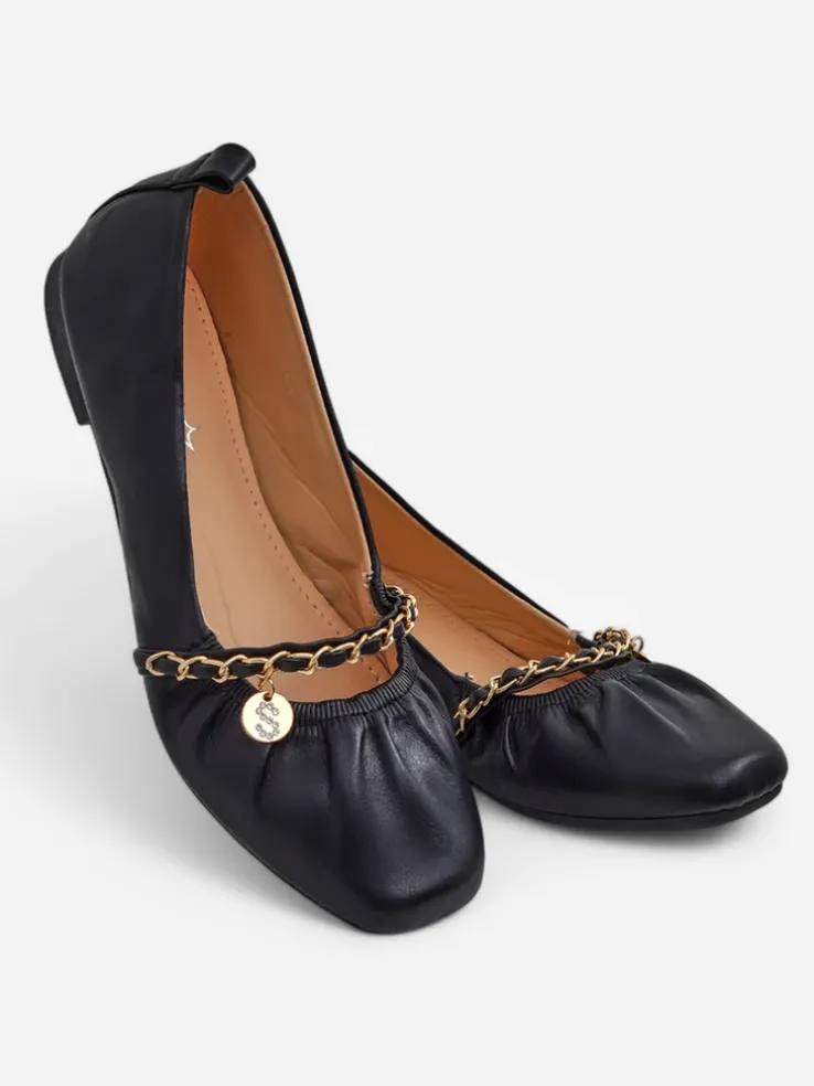 Baleriny damskie Ariadna Nero – czarne, płaskie, skóra ekologiczna, złota ozdoba