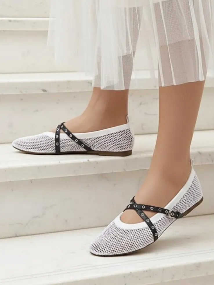 Baleriny Royalfashion Calista Bianca – siateczkowe białe buty damskie z czarnymi paskami