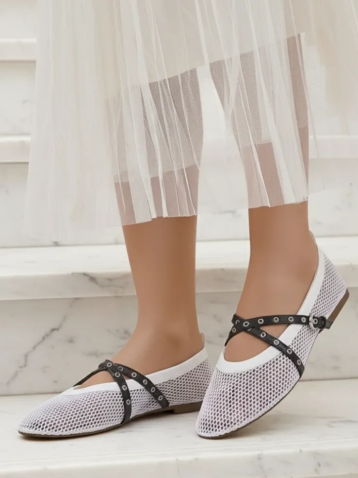 Baleriny Royalfashion Calista Bianca – siateczkowe białe buty damskie z czarnymi paskami