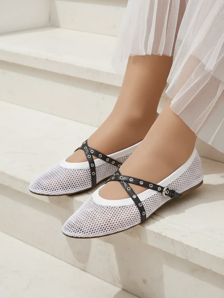 Baleriny Royalfashion Calista Bianca – siateczkowe białe buty damskie z czarnymi paskami