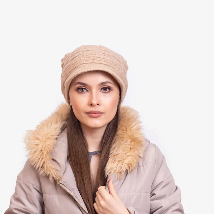 Beżowa damska ciepła czapka z perełkami - Akcesoria