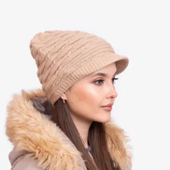 Beżowa damska ciepła czapka z perełkami - Akcesoria