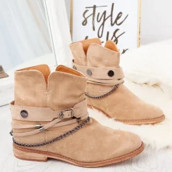 Beżowe botki a'la kowbojki na krytym koturnie Salem - Obuwie