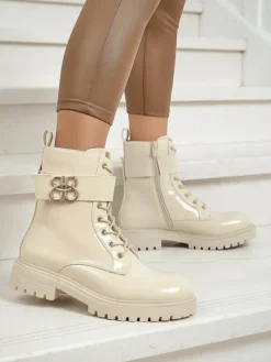 Beżowe botki Ariadne z ekologicznej skóry lakierowanej na zamek, okrągły nosek, stylowe