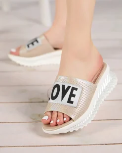 Beżowe błyszczące klapki damskie z napisem Sosha- Obuwie