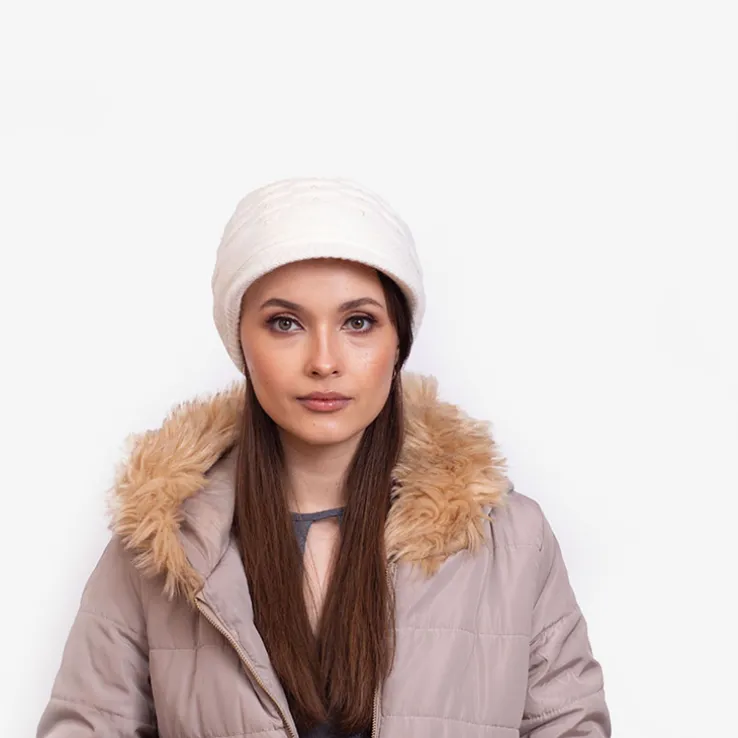 Biała damska ciepła czapka z perełkami - Akcesoria