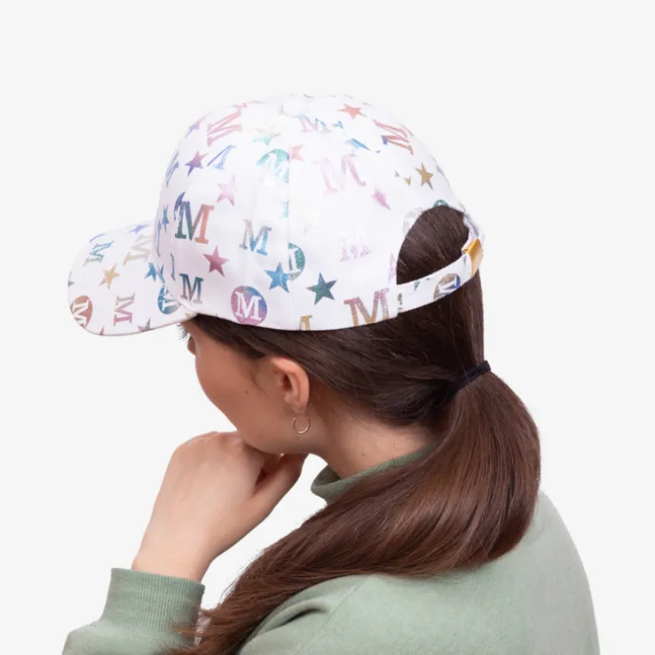 Biała damska czapka z daszkiem i wielokolorowymi literkami - Akcesoria