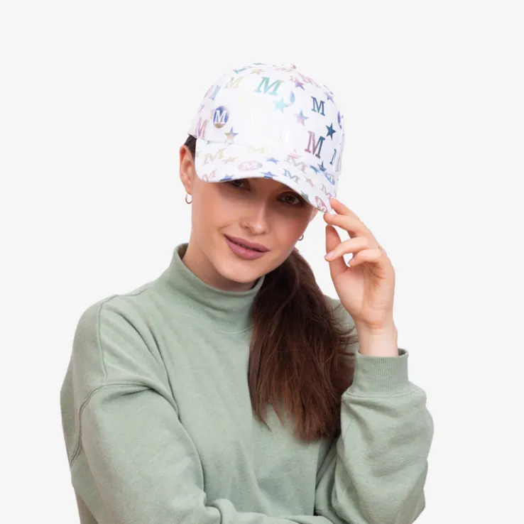 Biała damska czapka z daszkiem i wielokolorowymi literkami - Akcesoria