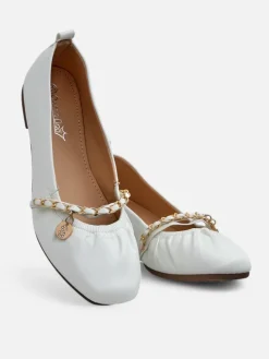 Białe baleriny damskie Callista z łańcuszkiem – skóra ekologiczna, klasyka Włoch