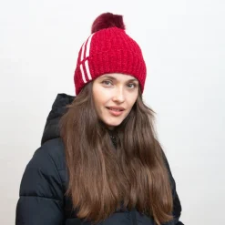 Bordowa ocieplana czapka z białymi paseczkami i pomponem - Akcesoria