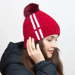 Bordowa ocieplana czapka z białymi paseczkami i pomponem - Akcesoria