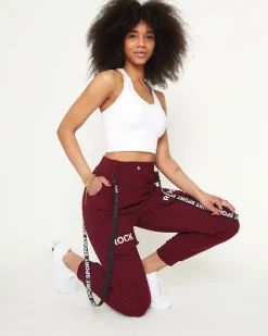 Bordowe damskie materiałowe spodnie typu bojówki z szelkami - Odzież