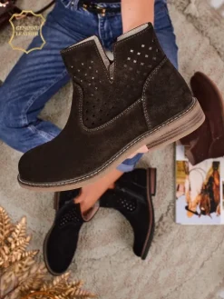 Botki Ariadne z naturalnego zamszu ciemnobrązowe, płaskie obcasy 3 cm