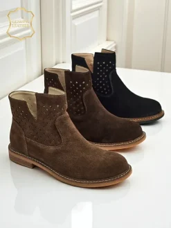 Botki Ariadne z naturalnego zamszu ciemnobrązowe, płaskie obcasy 3 cm