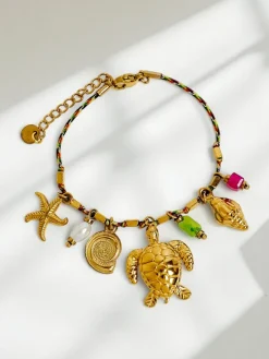 Bransoletka Aphrodite Maretta pozłacana z zawieszkami morskimi i perełką