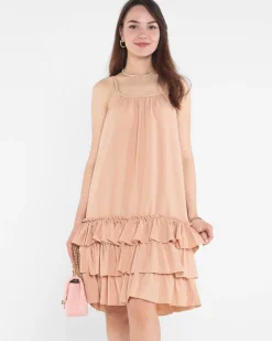 Camelowa damska sukienka na ramiączkach z falbankami - Odzież