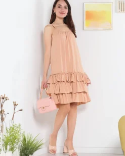 Camelowa damska sukienka na ramiączkach z falbankami - Odzież