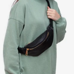 Czarna damska brokatowa nerka ze złotym suwakiem - Akcesoria