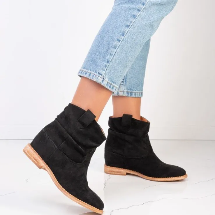 Czarne botki a'la kowbojki na krytym koturnie Daressco - Obuwie