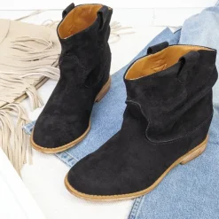 Czarne botki a'la kowbojki na krytym koturnie Daressco - Obuwie