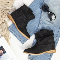 Czarne botki a'la kowbojki na krytym koturnie Daressco - Obuwie