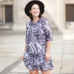 Fioletowa sukienka damska z tłoczeniem - Odzież