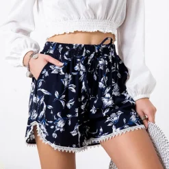 Granatowe damskie krótkie spodenki w białe kwiaty - Odzież