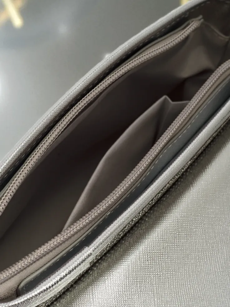 Kopertowa torebka damska z cyrkoniami Zyora