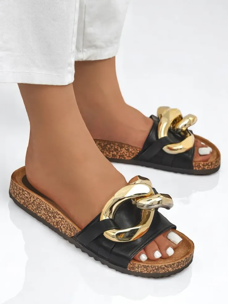 Letnie klapki Ariadne Royalfashion z dużym złotym łańcuchem, czarna skóra