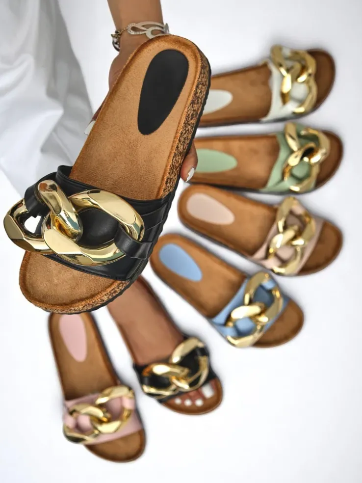 Letnie klapki Ariadne Royalfashion z dużym złotym łańcuchem, czarna skóra