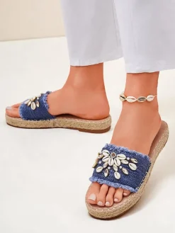 Letnie klapki Royalfashion Calista – jasnoniebieskie z muszelkami na płaskiej podeszwie