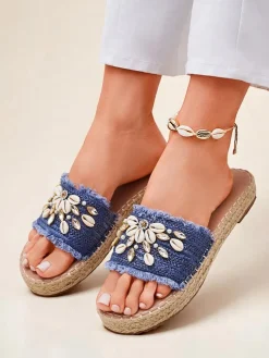 Letnie klapki Royalfashion Calista – jasnoniebieskie z muszelkami na płaskiej podeszwie