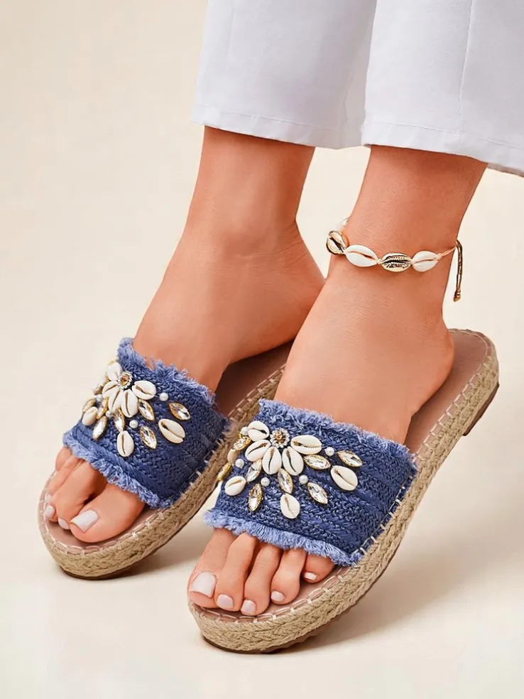 Letnie klapki Royalfashion Calista – jasnoniebieskie z muszelkami na płaskiej podeszwie