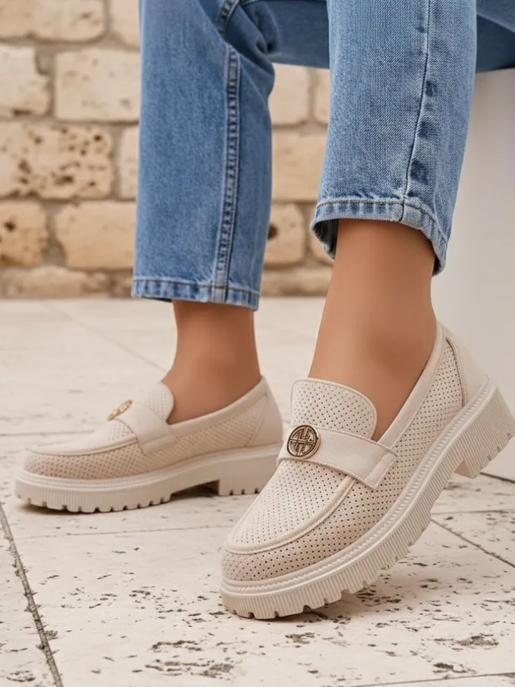 Loafers damskie Callista beżowe z eko-zamszu na płaskiej podeszwie 4 cm