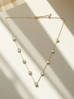 Naszyjnik Aurelia Clavis z masą perłową w złotej oprawie – stylowa elegancja