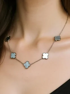 Naszyjnik Aurelia Clavis z masą perłową w złotej oprawie – stylowa elegancja