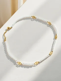 Naszyjnik Calisto Perla – złote detale i perły syntetyczne w stylu klasycznym