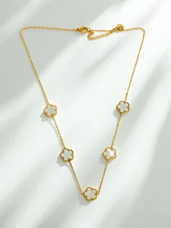 Naszyjnik Persefone Aurea z białymi kwiatami na pozłacanym łańcuszku