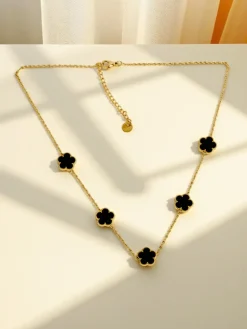 Naszyjnik Persefone Aurea z czarnymi kwiatami na pozłacanym łańcuszku