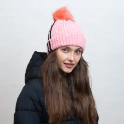 Różowa ocieplana czapka z białymi paseczkami i pomponem - Akcesoria