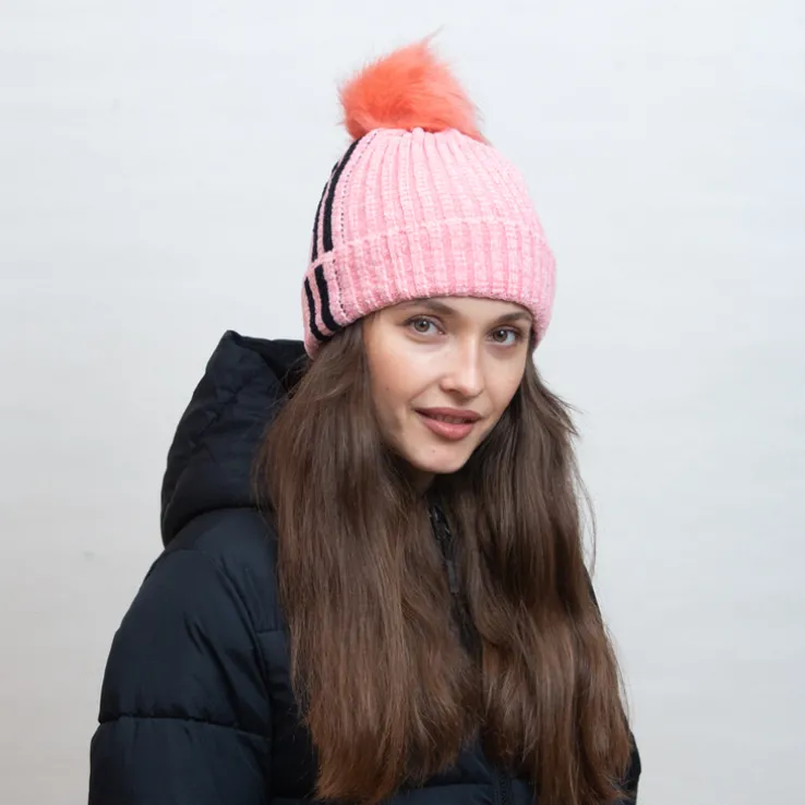 Różowa ocieplana czapka z białymi paseczkami i pomponem - Akcesoria