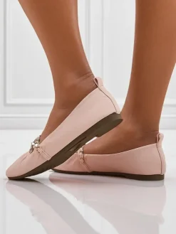 Różowe baleriny Callista z ekoskóry z łańcuszkiem – stylowe na wiosnę i lato