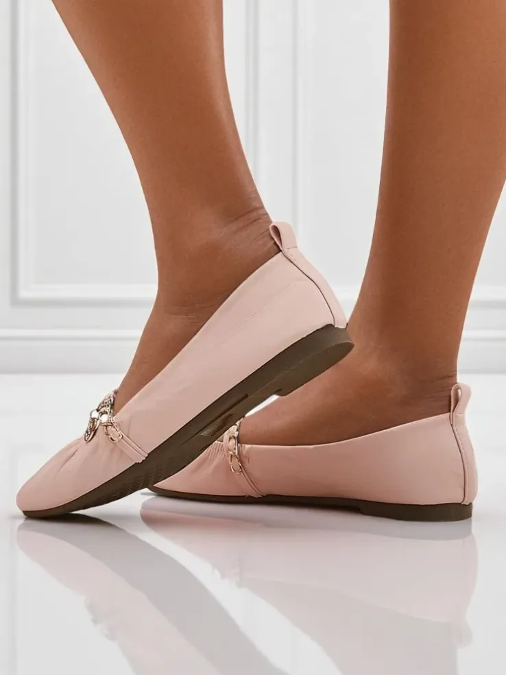 Różowe baleriny Callista z ekoskóry z łańcuszkiem – stylowe na wiosnę i lato