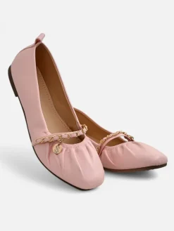 Różowe baleriny Callista z ekoskóry z łańcuszkiem – stylowe na wiosnę i lato